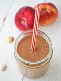 Smoothie pesca, cioccolato e latte di mandorle