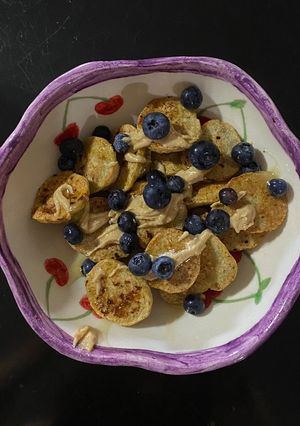 Una foto de Mini pancakes de banana y avena