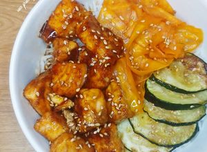 Une photo de Saumon à l asiatique et ses légumes