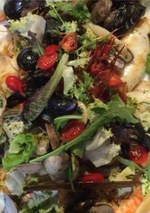 Une photo de Assiette de la mer : meli melo de fruits de mer poissons et légumes