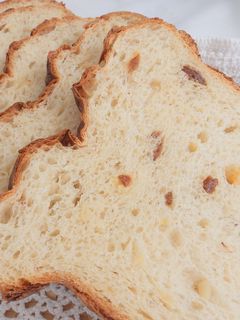 Una foto de Pan parmesano con pasas y piñones