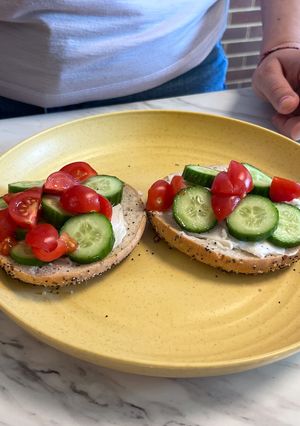 A picture of Bagel with Tomato and Cucumber🥯🥒🍅.