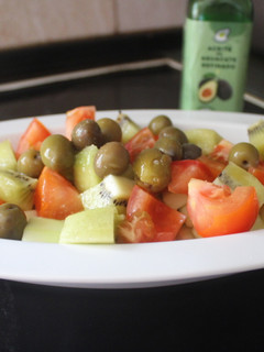 Una foto de Ensalada de pepino, kiwi y tomate