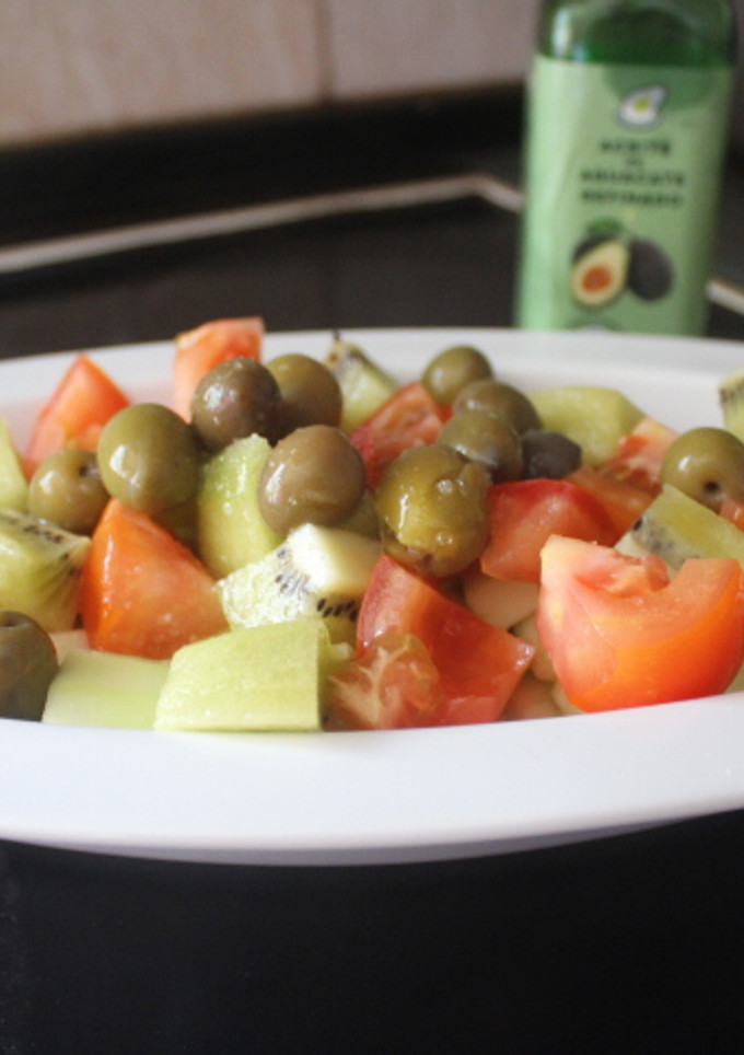 Una foto de Ensalada de pepino, kiwi y tomate