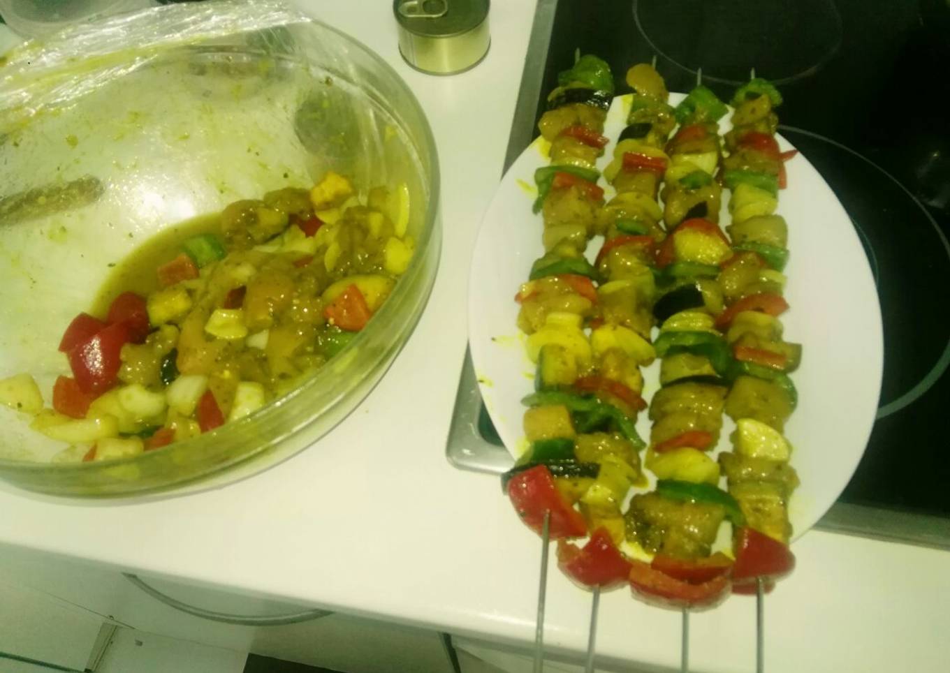 Brochetas de pollo y verduras