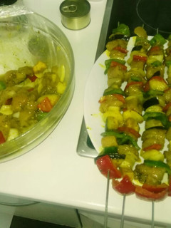 Una foto de Brochetas de pollo y verduras