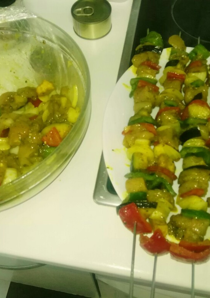 Una foto de Brochetas de pollo y verduras