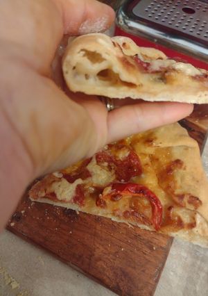 O poză a rețetei Pizza cu margini umplute cu cașcaval.