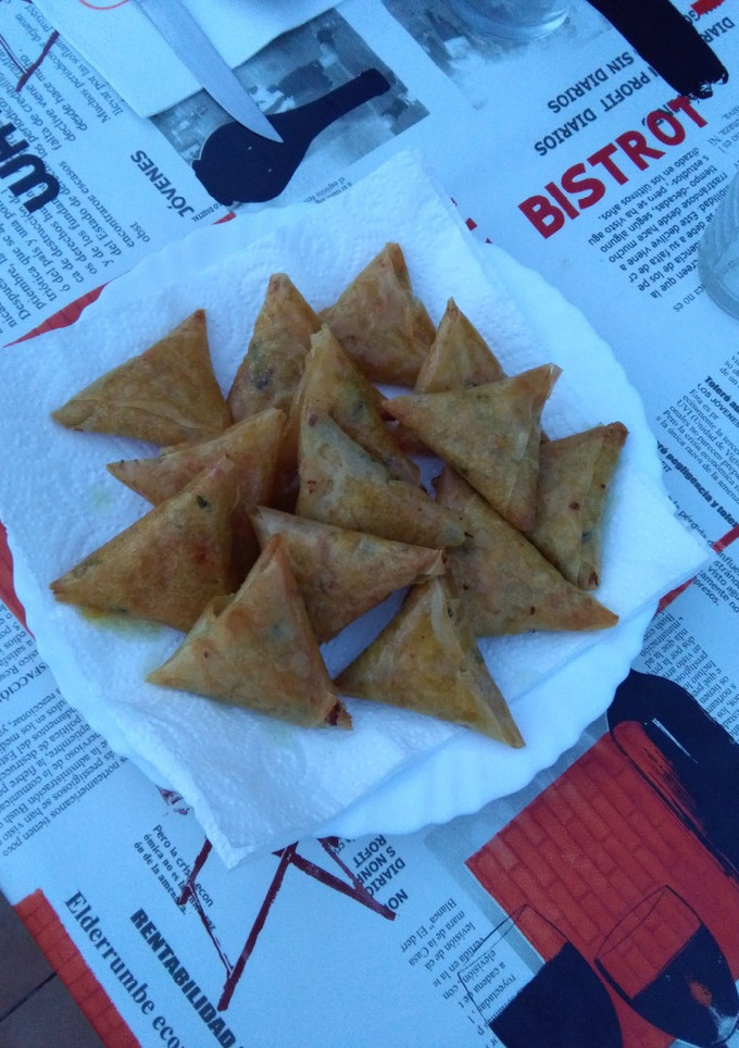 Una foto de Briwats de pollo y fideos chinos