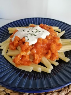 Una foto de Pasta con soja texturizada y salsa de yogurt