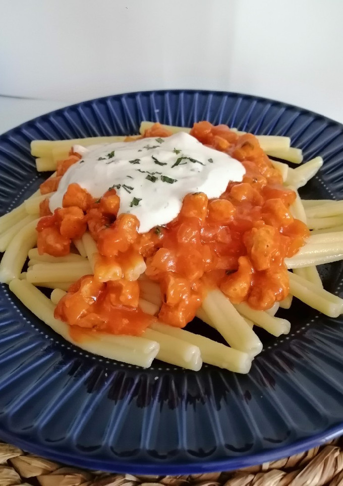 Una foto de Pasta con soja texturizada y salsa de yogurt