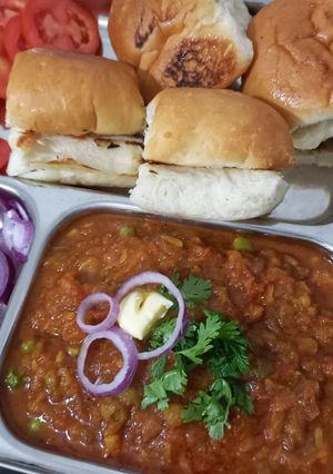 પાવભાજી (Pavbhaji Recipe In Gujarati) રેસીપી મુખ્ય ફોટો