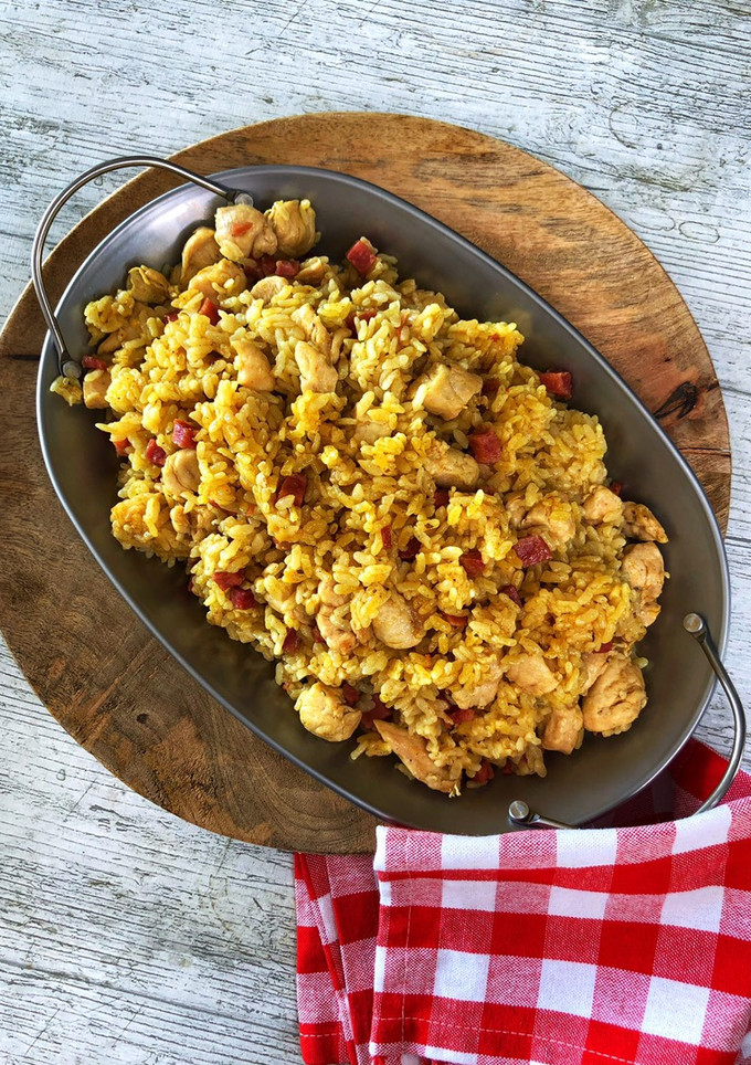 Una foto de Arroz criollo de pollo, jamón serrano y curry en olla FussionCook FC7Smart
