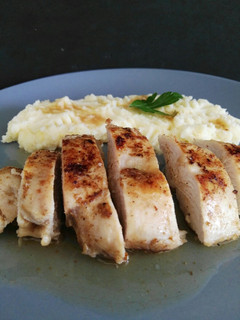 Una foto de Pollo al horno con salsa de lima y limón