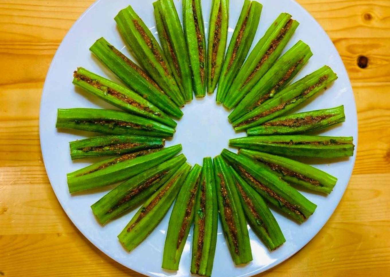 Gujarati style Bharwa Bhindi (Stuffed with peanuts and Besan)