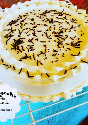 Una foto de Torta manjar durazno