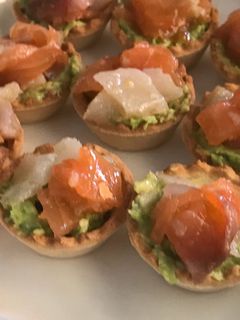 Una foto de Tartaletas de salmón y bacalao ahumados con aguacate