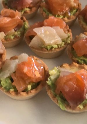 Foto principal de Tartaletas de salmón y bacalao ahumados con aguacate