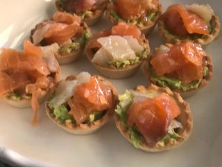 Tartaletas de salmón y bacalao ahumados con aguacate