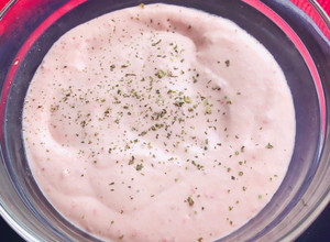 Una foto de Mousse de 🍓🍓🍓🍓🍓 frutillas o fresas, fácil, rápido (10 minutos)y riquísimo. Apto Keto 😜😜😜