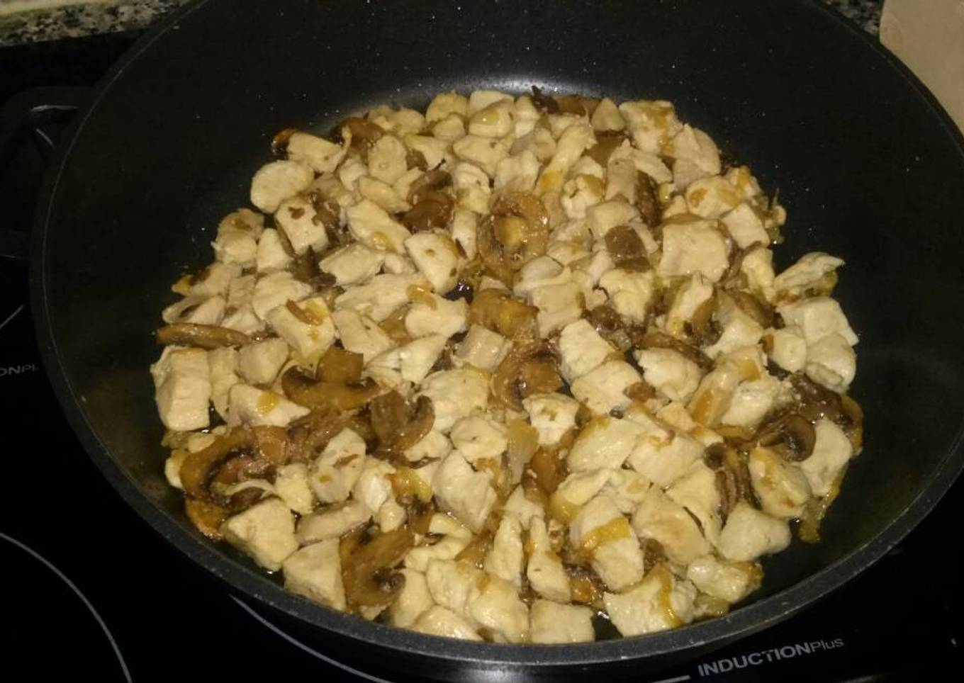 Pollo con champiñones y cebolla a la 🍺