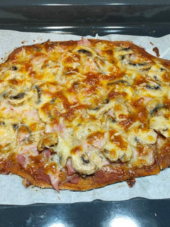 Una foto de Pizza integral de champis y jamón cocido