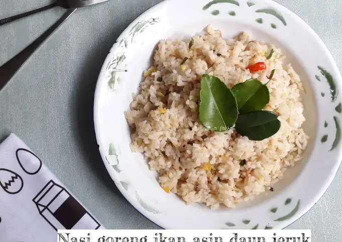 Nasi goreng ikan asin daun jeruk