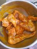 Alitas dulces y ensalada de repollo