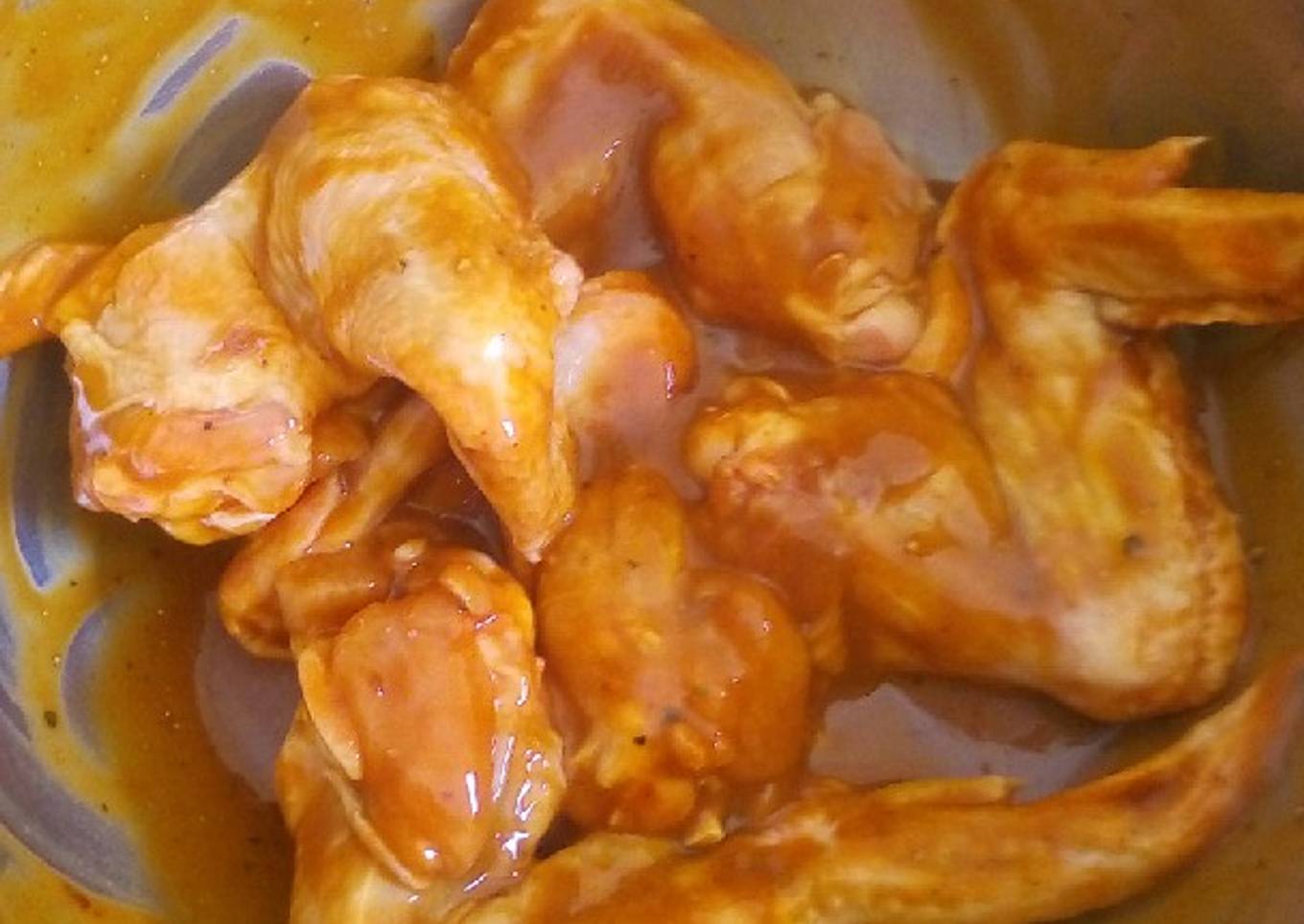 Alitas dulces y ensalada de repollo
