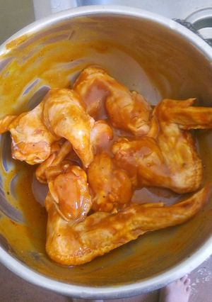 Una foto de Alitas dulces y ensalada de repollo