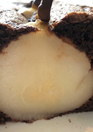 Une photo de Gâteau au chocolat et poires entières