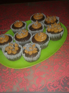 Una foto de Cupcakes de chocolate y nueces con mousse de manjar y chocolate
