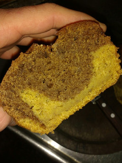 Una foto de Budín de mandarina marmolado vegano