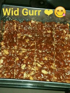 A picture of Peanut chikki/brittle with jaggery😋💛.