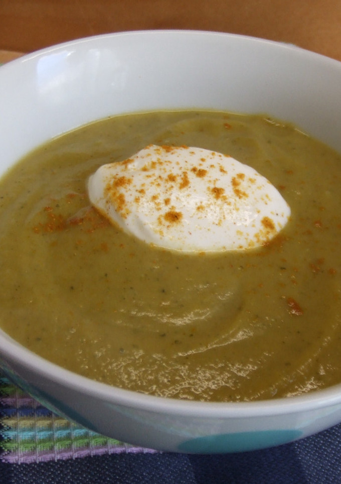 Una foto de Crema de brécol y zanahorias al curry