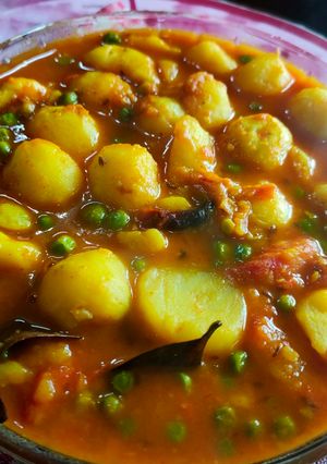 মটরশুঁটি দিয়ে নতুন আলুর দম(notun aloor dum recipe in Bengali) রেসিপির প্রধান ছবি