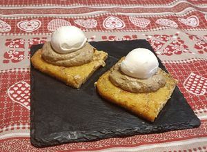 Foto di Crostoni di cecina con crema di funghi porcini e mozzarella