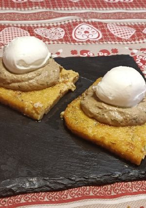Foto di Crostoni di cecina con crema di funghi porcini e mozzarella