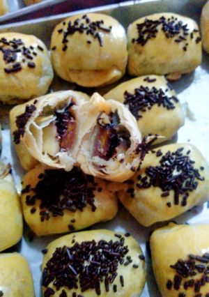 Foto resep BOLEN pisang,keju choklat😋😋😋