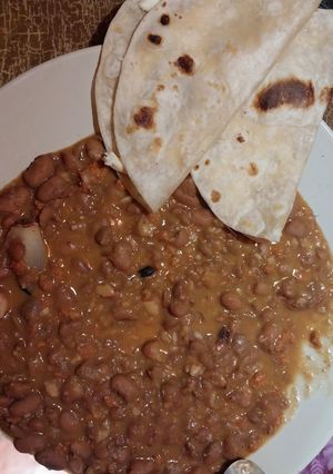 Una foto de Frijoles bayos con quesadillas 👋✨