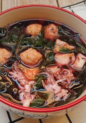 Hình của món Canh rau dền nấu mực và giò sống.