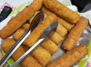 Una foto de Salchichas jamón y queso apanadas con pan rallado