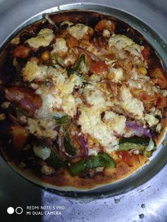 तवा वेज पिज़्ज़ा (Tawa veg pizza recipe in hindi) रेसिपी मुख्य फोटो