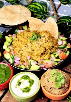 A picture of Uttar Pradesh Urad Daal Aur Naye Chawal ki Khichdi Aloo Bharte Aur Hari Chutney (dinner or lunch).