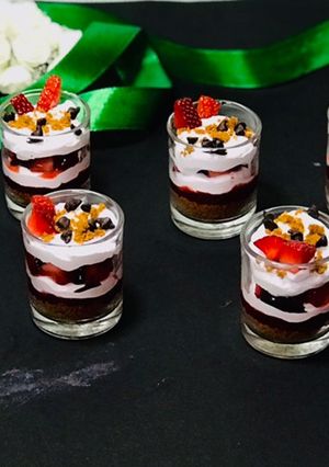 સ્ટ્રોબેરી ડેસર્ટ(Strawberry Dessert Recipe in Gujarati) રેસીપી મુખ્ય ફોટો