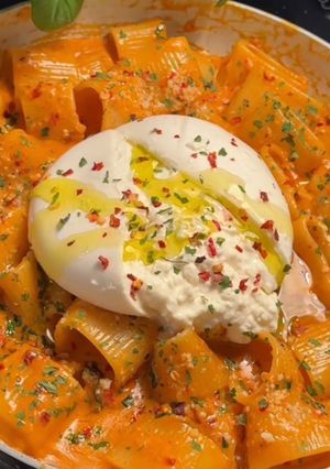 Una foto de Pasta con burrata