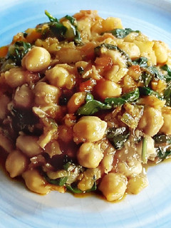 Una foto de Bacalao desmigado con garbanzos y espinacas