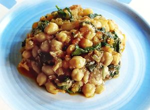 Una foto de Bacalao desmigado con garbanzos y espinacas