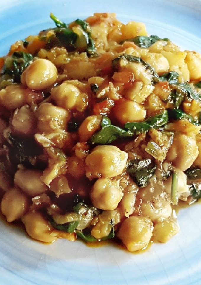 Una foto de Bacalao desmigado con garbanzos y espinacas