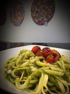 Una foto de Tallarines al Pesto con tomatitos asados